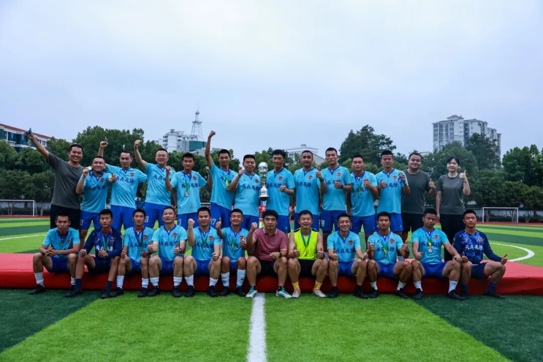 aoa体育教练-足球比赛中球员展现团队协作精神