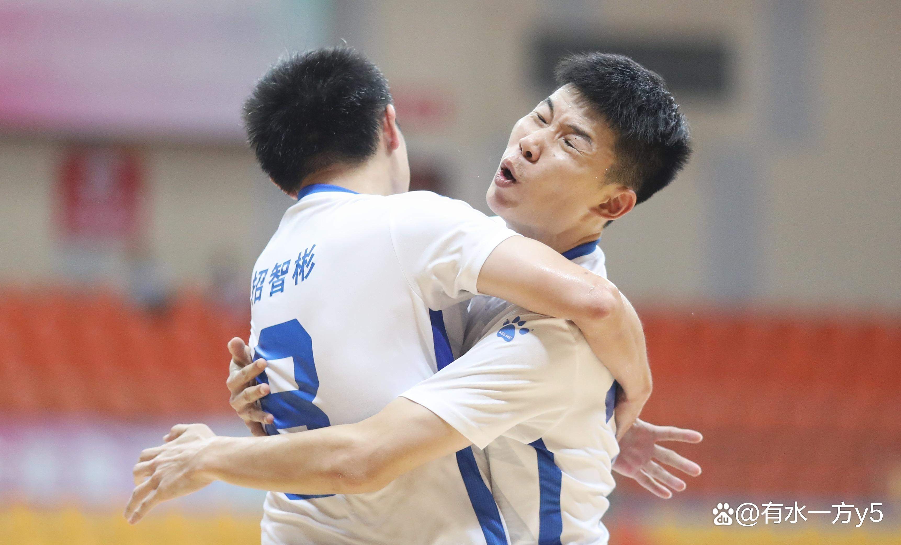 队员关键进球,成为球队夺胜功臣 队员关键进球,成为球队夺胜功臣