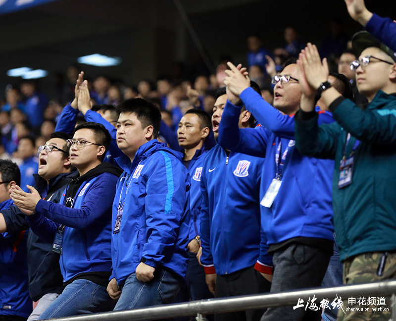 aoa体育新闻-重庆惊险取胜，赢得球迷掌声