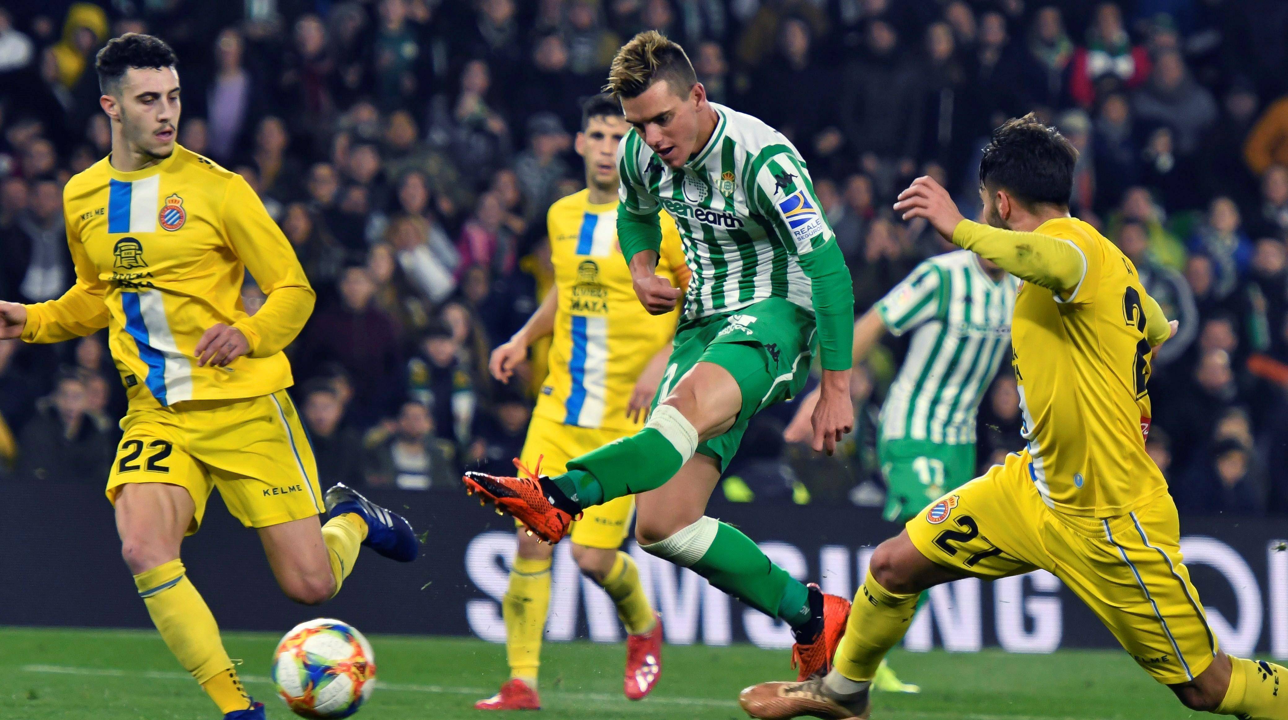 巴伦西亚FC球迷为球队欢呼 巴伦西亚FC球迷为球队欢呼