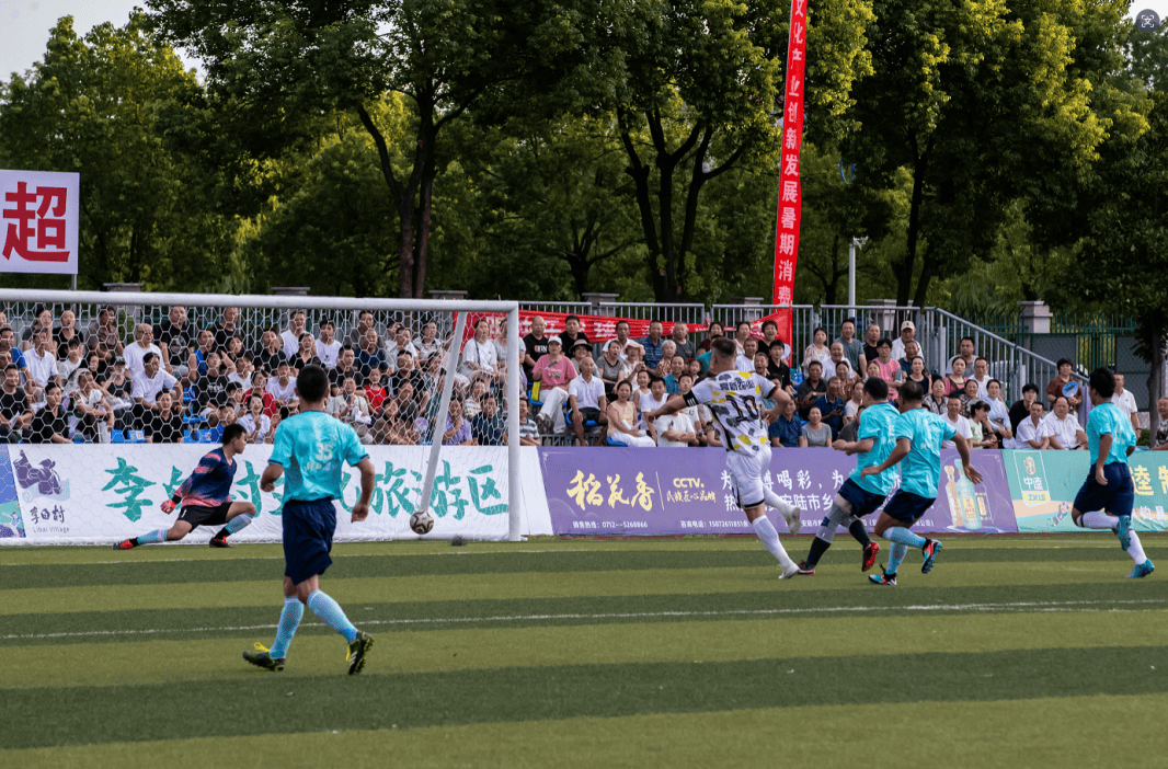 aoa体育直播-备受关注的比赛：球员们斗志昂扬为荣誉奋战