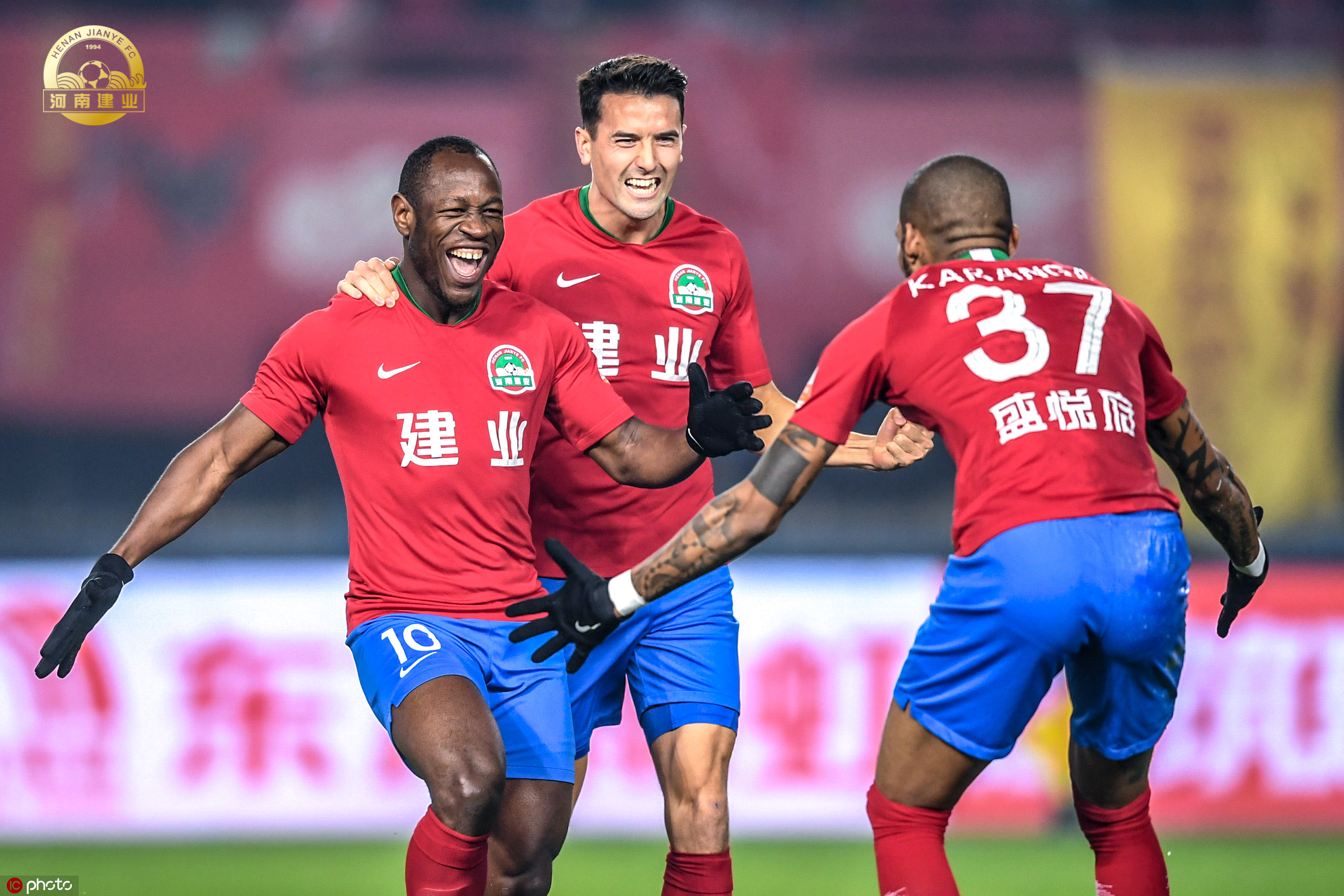 包含深圳佳兆业主场大胜河南建业连续两场胜利的词条