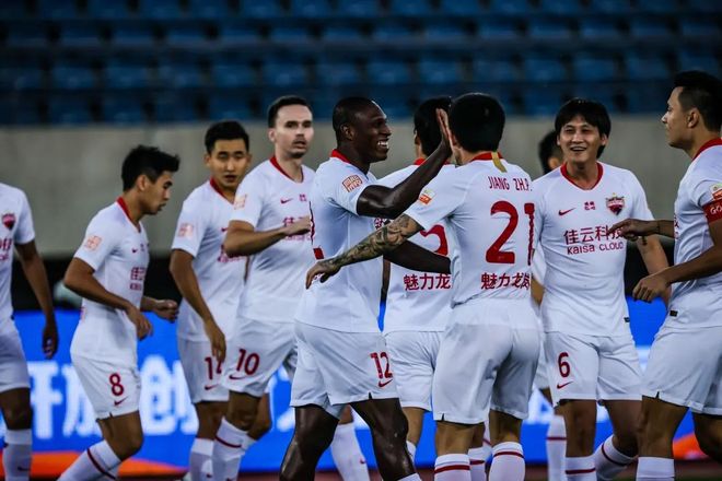 包含深圳佳兆业主场大胜河南建业连续两场胜利的词条