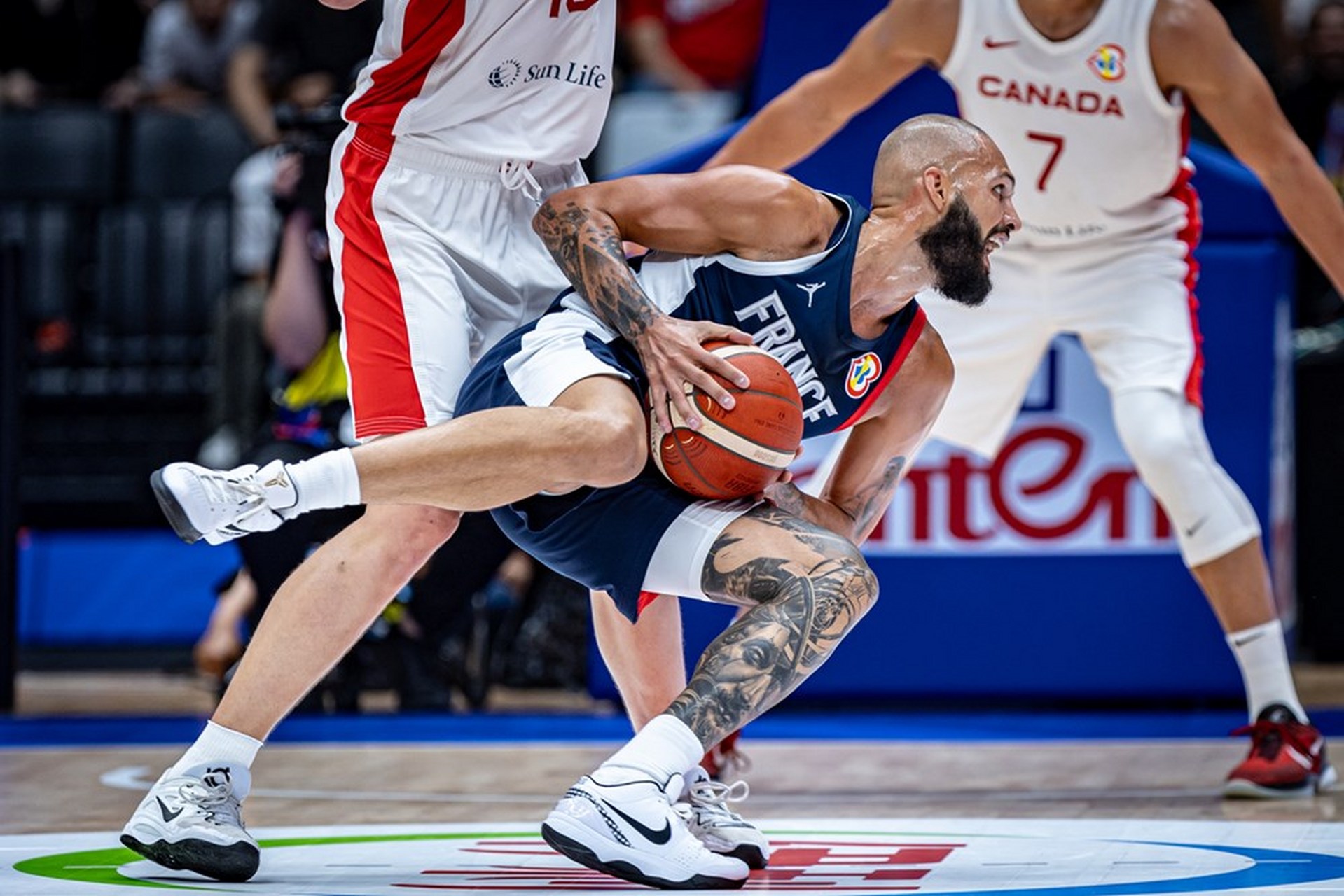 加拿大国家队在比赛中碾压对手