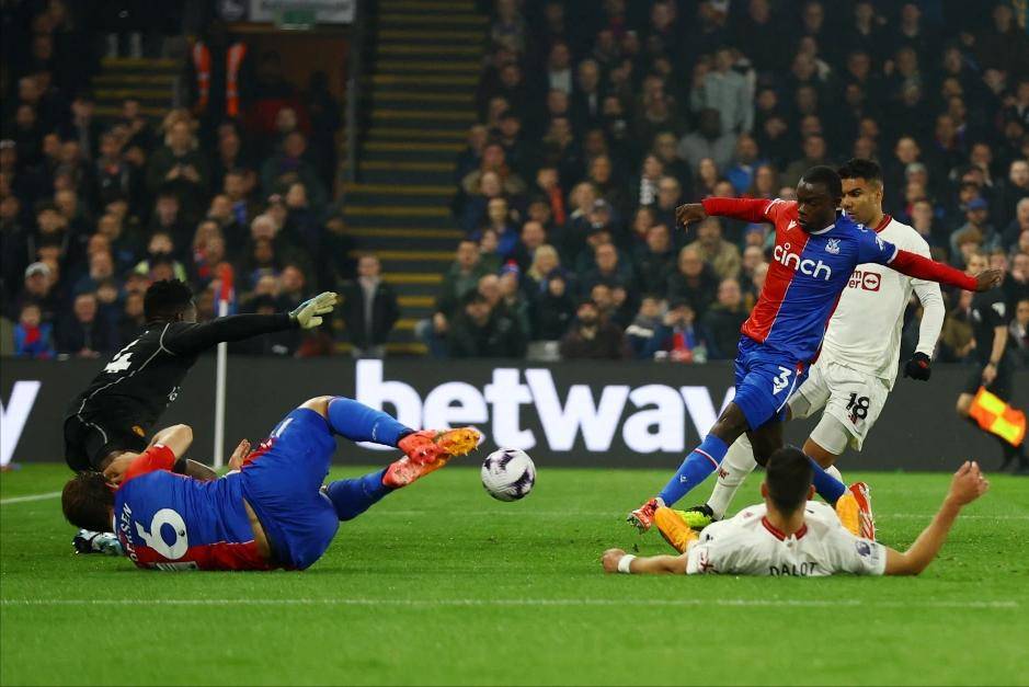 曼联队失误连连，遭遇耻辱性失利