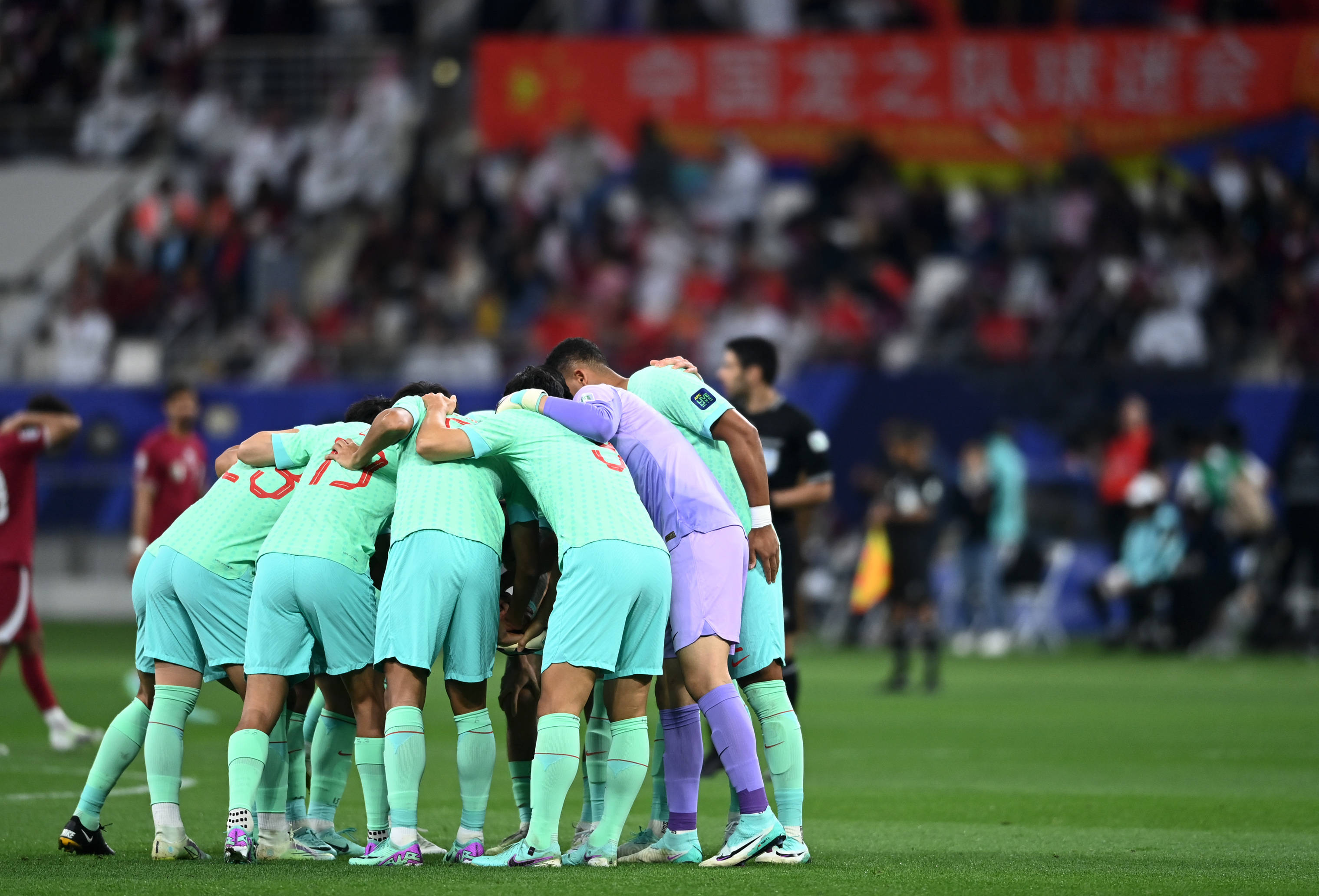 足球亚洲区域赛事激战紧张