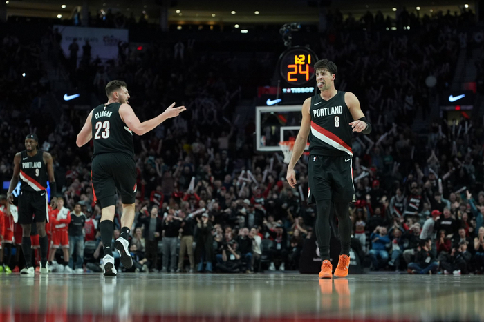 包含开拓者大胜对手，士气高涨的词条